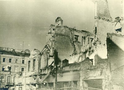 Budynek Orbisu (Al. Jerozolimskie 33 róg ul. Marszałkowskiej 98) - widok w kierunku północnym. Po lewej w głębi kamienica Lothego (Al. Jerozolimskie 34/36 róg ul. Marszałkowskiej 100)