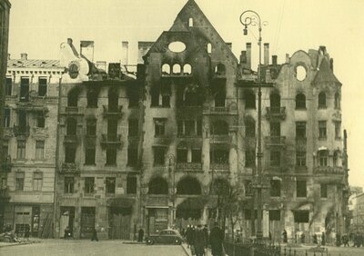 Spalona kamienica hr. Ostrowskiego na rogu ul. Świętokrzyskiej i Mazowieckiej - widok z pl. Napoleona (obecnie pl. Powstańców Warszawy)
