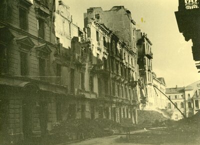 Zniszczone domy po północnej stronie ul. Ordynackiej - widok prawdopodobnie z rogu ul. Kopernika. Na końcu tzw. Dom Miłosierdzia, w tle po prawej budynek Konserwatorium Muzycznego