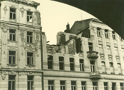 Uszkodzone kamienice przy alei 3 Maja