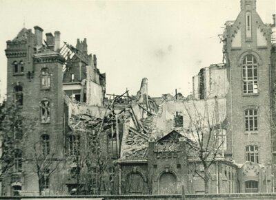 Zniszczony budynek Szkoły Powszechnej przy ul. Szerokiej (obecnie ul. ks. Ignacego Kłopotowskiego)