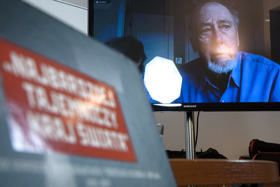 Sam Bryan, syn Juliena Bryana, wziął udział w dyskusji poprzez łącze online – 28 września 2020. Fot. Sławek Kasper (IPN)