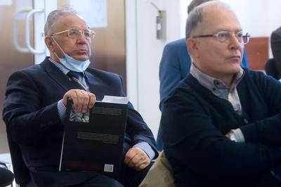 Wśród gości Hasan Hasanov, ambasador Azerbejdżanu (z albumem). Dyskusja wokół książki „Najbardziej tajemniczy kraj świata” – Warszawa, 28 września 2020. Fot. Sławek Kasper (IPN)