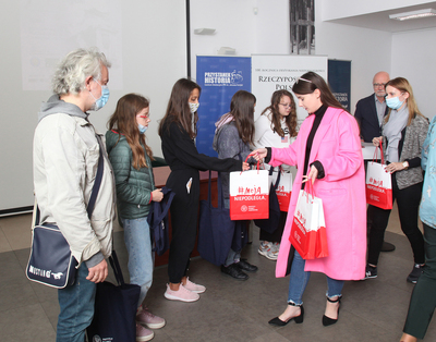 Rozdanie nagród zwycięzcom mobilnej gry miejskiej „Głos walczącej Warszawy. Podpułkownik Wacław Lipiński” – 29 września 2020. Fot. Piotr Życieński (IPN)