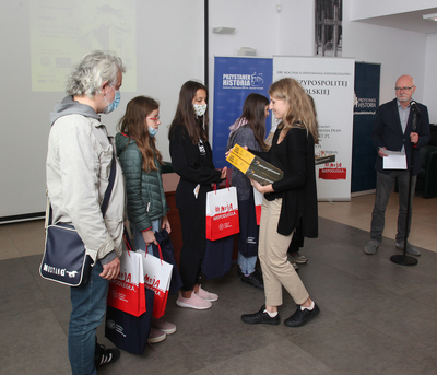 Rozdanie nagród zwycięzcom mobilnej gry miejskiej „Głos walczącej Warszawy. Podpułkownik Wacław Lipiński” – 29 września 2020. Fot. Piotr Życieński (IPN)