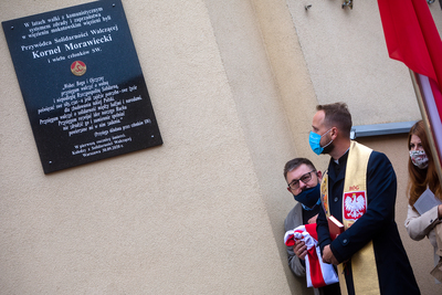 Odsłonięcie tablicy upamiętniającej Kornela Morawieckiego oraz innych członków „Solidarności Walczącej – Warszawa, 30 września 2020. Fot. Sławek Kasper (IPN)