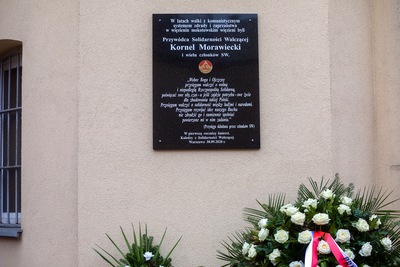 Odsłonięcie tablicy upamiętniającej Kornela Morawieckiego oraz innych członków „Solidarności Walczącej – Warszawa, 30 września 2020. Fot. Sławek Kasper (IPN)