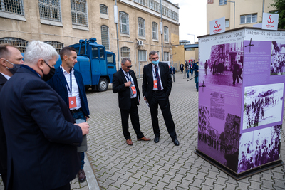 Ekspozycje Stowarzyszenia „Solidarność Walcząca” z Wrocławia, Poznania i Gdańska oraz wystawa „Zanim upadł Berliński Mur” na dziedzińcu muzeum. Fot. Sławek Kasper (IPN)