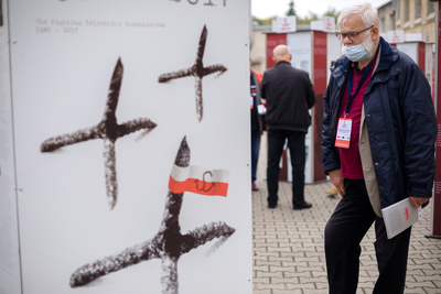 Ekspozycje Stowarzyszenia „Solidarność Walcząca” z Wrocławia, Poznania i Gdańska oraz wystawa „Zanim upadł Berliński Mur” na dziedzińcu muzeum. Fot. Sławek Kasper (IPN)