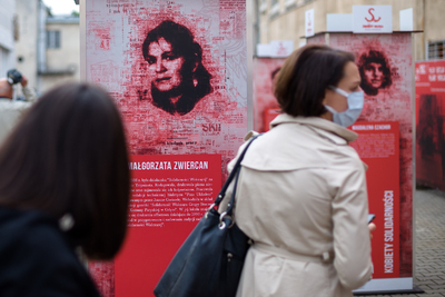 Ekspozycje Stowarzyszenia „Solidarność Walcząca” z Wrocławia, Poznania i Gdańska oraz wystawa „Zanim upadł Berliński Mur” na dziedzińcu muzeum. Fot. Sławek Kasper (IPN)