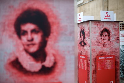 Ekspozycje Stowarzyszenia „Solidarność Walcząca” z Wrocławia, Poznania i Gdańska oraz wystawa „Zanim upadł Berliński Mur” na dziedzińcu muzeum. Fot. Sławek Kasper (IPN)
