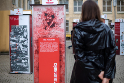Ekspozycje Stowarzyszenia „Solidarność Walcząca” z Wrocławia, Poznania i Gdańska oraz wystawa „Zanim upadł Berliński Mur” na dziedzińcu muzeum. Fot. Sławek Kasper (IPN)