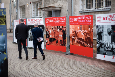 Ekspozycje Stowarzyszenia „Solidarność Walcząca” z Wrocławia, Poznania i Gdańska oraz wystawa „Zanim upadł Berliński Mur” na dziedzińcu muzeum. Fot. Sławek Kasper (IPN)