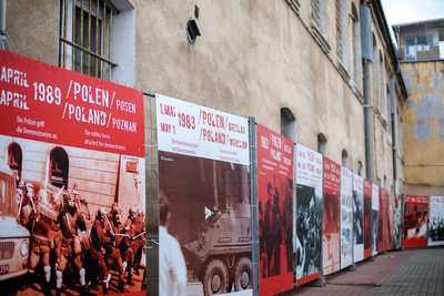 Ekspozycje Stowarzyszenia „Solidarność Walcząca” z Wrocławia, Poznania i Gdańska oraz wystawa „Zanim upadł Berliński Mur” na dziedzińcu muzeum. Fot. Sławek Kasper (IPN)