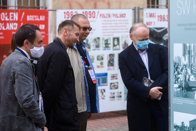 Ekspozycje Stowarzyszenia „Solidarność Walcząca” z Wrocławia, Poznania i Gdańska oraz wystawa „Zanim upadł Berliński Mur” na dziedzińcu muzeum. Fot. Sławek Kasper (IPN)