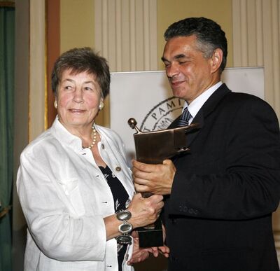 Ewa Beynar-Czeczot – córka Pawła Jasienicy – odbiera przyznaną pisarzowi pośmiertnie nagrodę z rąk Janusza Kurtyki – Prezesa Instytutu Pamięci Narodowej