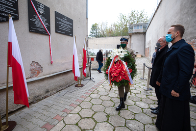 Kwiaty pod tablicą w Muzeum Żołnierzy Wyklętych i Więźniów Politycznych PRL w Warszawie, poświęconą pamięci „Jaworzniaków”, złożył wiceprezes IPN prof. Krzysztof Szwagrzyk – 9 października 2020. Fot. Sławek Kasper (IPN)
