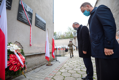 Wiceprezes IPN prof. Krzysztof Szwagrzyk i kapelan Muzeum Żołnierzy Wyklętych i Więźniów Politycznych PRL w Warszawie ks. Tomasz Trzaska – 9 października 2020. Fot. Sławek Kasper (IPN)