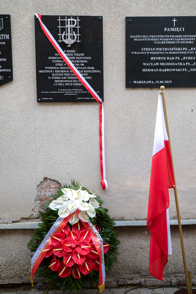Odsłonięcie tablicy poświęconej pamięci „Młodocianych Więźniów Politycznych, Uczniów, Studentów, Harcerzy – ofiar represji w latach 1944-1956” w Muzeum Żołnierzy Wyklętych i Więźniów Politycznych PRL w Warszawie – 9 października 2020. Fot. Sławek Kasper (IPN)