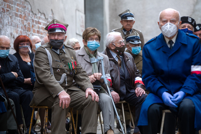 Odsłonięcie tablicy poświęconej pamięci „Młodocianych Więźniów Politycznych, Uczniów, Studentów, Harcerzy – ofiar represji w latach 1944-1956” w Muzeum Żołnierzy Wyklętych i Więźniów Politycznych PRL w Warszawie – 9 października 2020. Fot. Sławek Kasper (IPN)