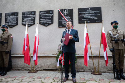 Prof. Tadeusz Wolsza podczas odsłonięcia tablicy poświęconej pamięci „Młodocianych Więźniów Politycznych, Uczniów, Studentów, Harcerzy – ofiar represji w latach 1944-1956” w Muzeum Żołnierzy Wyklętych i Więźniów Politycznych PRL w Warszawie – 9 października 2020. Fot. Sławek Kasper (IPN)