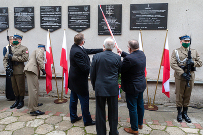 Odsłonięcie tablicy poświęconej pamięci „Młodocianych Więźniów Politycznych, Uczniów, Studentów, Harcerzy – ofiar represji w latach 1944-1956” w Muzeum Żołnierzy Wyklętych i Więźniów Politycznych PRL w Warszawie – 9 października 2020. Fot. Sławek Kasper (IPN)