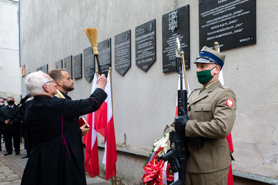 Odsłonięcie tablicy poświęconej pamięci „Młodocianych Więźniów Politycznych, Uczniów, Studentów, Harcerzy – ofiar represji w latach 1944-1956” w Muzeum Żołnierzy Wyklętych i Więźniów Politycznych PRL w Warszawie – 9 października 2020. Fot. Sławek Kasper (IPN)