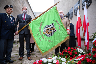Odsłonięcie tablicy poświęconej pamięci „Młodocianych Więźniów Politycznych, Uczniów, Studentów, Harcerzy – ofiar represji w latach 1944-1956” w Muzeum Żołnierzy Wyklętych i Więźniów Politycznych PRL w Warszawie – 9 października 2020. Fot. Sławek Kasper (IPN)