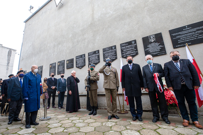 Odsłonięcie tablicy poświęconej pamięci „Młodocianych Więźniów Politycznych, Uczniów, Studentów, Harcerzy – ofiar represji w latach 1944-1956” w Muzeum Żołnierzy Wyklętych i Więźniów Politycznych PRL w Warszawie – 9 października 2020. Fot. Sławek Kasper (IPN)