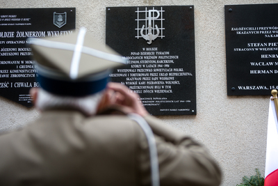 Odsłonięcie tablicy poświęconej pamięci „Młodocianych Więźniów Politycznych, Uczniów, Studentów, Harcerzy – ofiar represji w latach 1944-1956” w Muzeum Żołnierzy Wyklętych i Więźniów Politycznych PRL w Warszawie – 9 października 2020. Fot. Sławek Kasper (IPN)