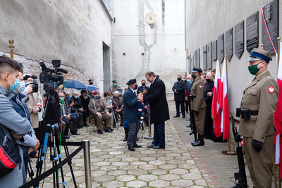 Odsłonięcie tablicy poświęconej pamięci „Młodocianych Więźniów Politycznych, Uczniów, Studentów, Harcerzy – ofiar represji w latach 1944-1956” w Muzeum Żołnierzy Wyklętych i Więźniów Politycznych PRL w Warszawie – 9 października 2020. Fot. Sławek Kasper (IPN)