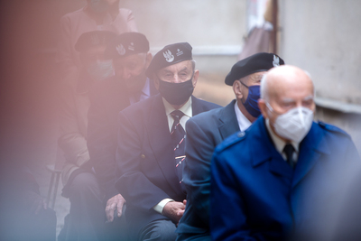 Odsłonięcie tablicy poświęconej pamięci „Młodocianych Więźniów Politycznych, Uczniów, Studentów, Harcerzy – ofiar represji w latach 1944-1956” w Muzeum Żołnierzy Wyklętych i Więźniów Politycznych PRL w Warszawie – 9 października 2020. Fot. Sławek Kasper (IPN)