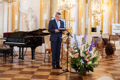 Pamięć historyczna stanowi jeden z najważniejszych elementów kształtujących tożsamość narodową – napisał prezydent Bronisław Komorowski w liście odczytanym przez prof. Tomasza Nałęcza.