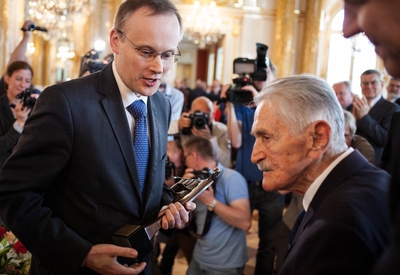 Z rąk prezesa IPN dr. Łukasza Kamińskiego nagrodę odbiera Zdzisław Rachtan, ps. „Halny”
