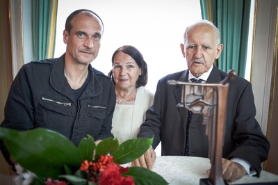 Znany muzyk Paweł Kukiz towarzyszył na uroczystości ojcu, Tadeuszowi Kukizowi