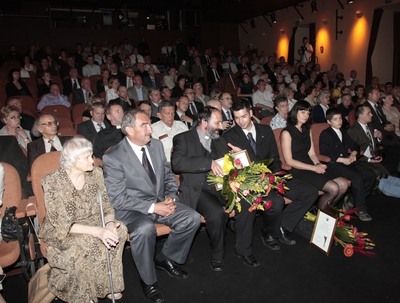 W pierwszym rzędzie od lewej siedzą: prof. Barbara Otwinowska, Andrzej Melak, ks. Tadeusz Isakowicz-Zaleski, Paweł Kurtyka, Zuzanna Kurtyka