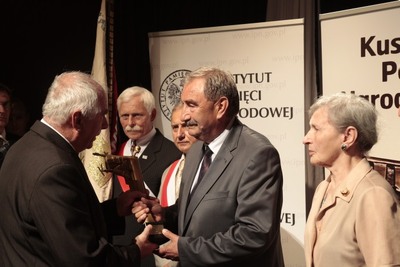 Nagrodę w imieniu Komitetu Katyńskiego i śp. Stefana Melaka odbiera Andrzej Melak wraz z członkami Komitetu