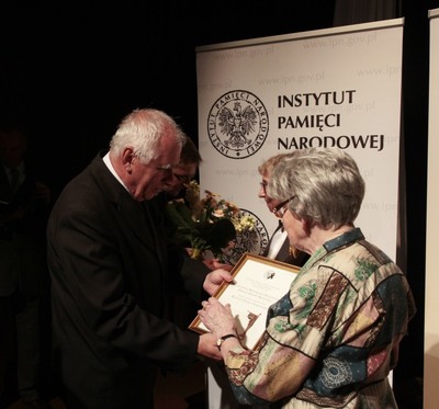 W imieniu Niezależnego Komitetu Historycznego Badania Zbrodni Katyńskiej nagrodę odebrały panie Karolina Tarczyńska-Zaborowska i Felicja Prochaska