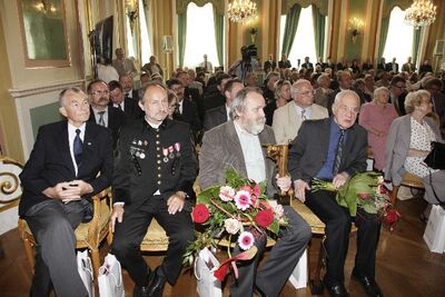 Na pierwszym planie od lewej: Tadeusz Chwiedź, Krzysztof Pluszczyk, Adam Borowski, Adam Macedoński