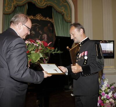 Nagrodę dla Społecznego Komitetu Pamięci Górników KWK „Wujek” z rąk dr. Andrzeja Grajewskiego odbiera Krzysztof Pluszczykzdjęcie 17