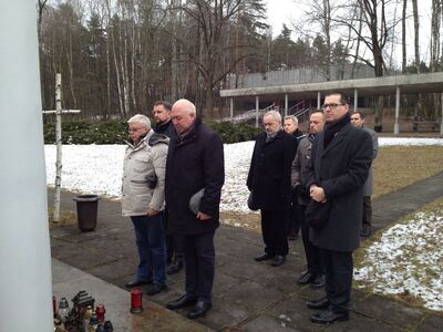 Cmentarz w Palmirach. Od lewej: prof. Waldemar Rezmer, dr Wołodymyr Wiatrowycz, prof. Jurij Szapował, prof. Grzegorz Mazur, dr Mariusz Zajączkowski, dr Ołeksandr Zinczenko, dr Andrzej Zawistowski, prof. Iwan Patrylak