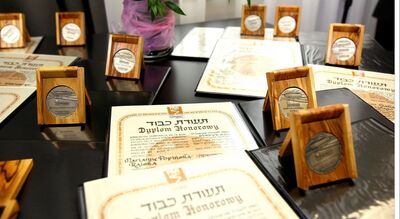 Medale i dyplomy honorowe przyznane pośmiertnie grupie polskich Sprawiedliwych w 2012 r. Fot. Wikimedia Commons/ Kancelaria Senatu Rzeczypospolitej Polskiej (CC BY-SA 3.0 pl)