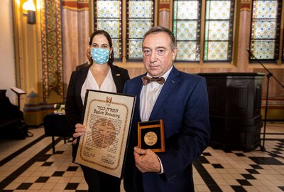 Wiceambasador Izraela Tal Ben-Ari Yaalon i Stanisław Buchała – syn Stefanii i Jana Buchałów, Sprawiedliwych wśród Narodów Świata. Fot. Jeremi Astaszow (Muzeum Miasta Gliwice)