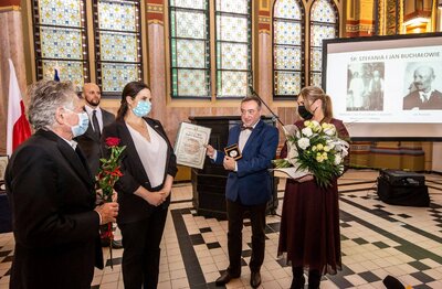 Od lewej: Roman Polański, wiceambasador Izraela Tal Ben-Ari Yaalon, wnuk Sprawiedliwych Stanisław  Buchała oraz jego córka Ewelina Rosa. Fot. Jeremi Astaszow (Muzeum Miasta Gliwice)