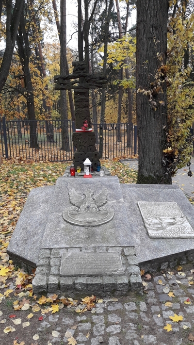 2. Krzyż z napisem Starobielsk.Ostaszków.Katyń