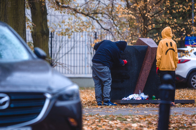 Czyszczenie pomnika – 2 listopada 2020. Fot. Sławek Kasper (IPN)
