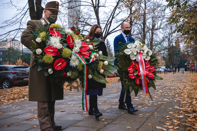 Złożenie kwiatów pod sprofanowanym pomnikiem Węgierskich Honwedów – 2 listopada 2020. Fot. Sławek Kasper (IPN)