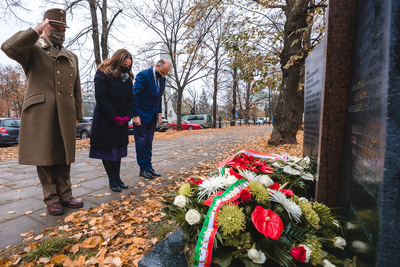 Złożenie kwiatów pod sprofanowanym pomnikiem Węgierskich Honwedów – 2 listopada 2020. Fot. Sławek Kasper (IPN)