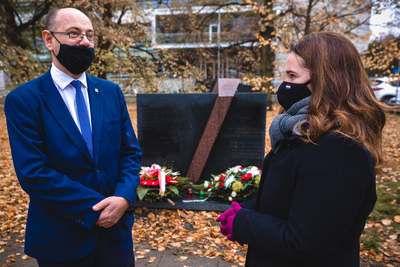 Złożenie kwiatów pod sprofanowanym pomnikiem Węgierskich Honwedów – 2 listopada 2020. Fot. Sławek Kasper (IPN)