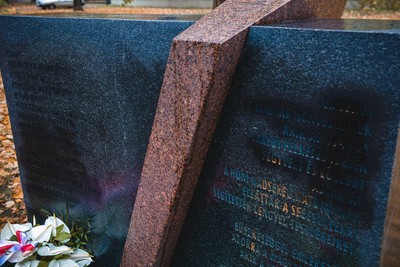 Złożenie kwiatów pod sprofanowanym pomnikiem Węgierskich Honwedów – 2 listopada 2020. Fot. Sławek Kasper (IPN)